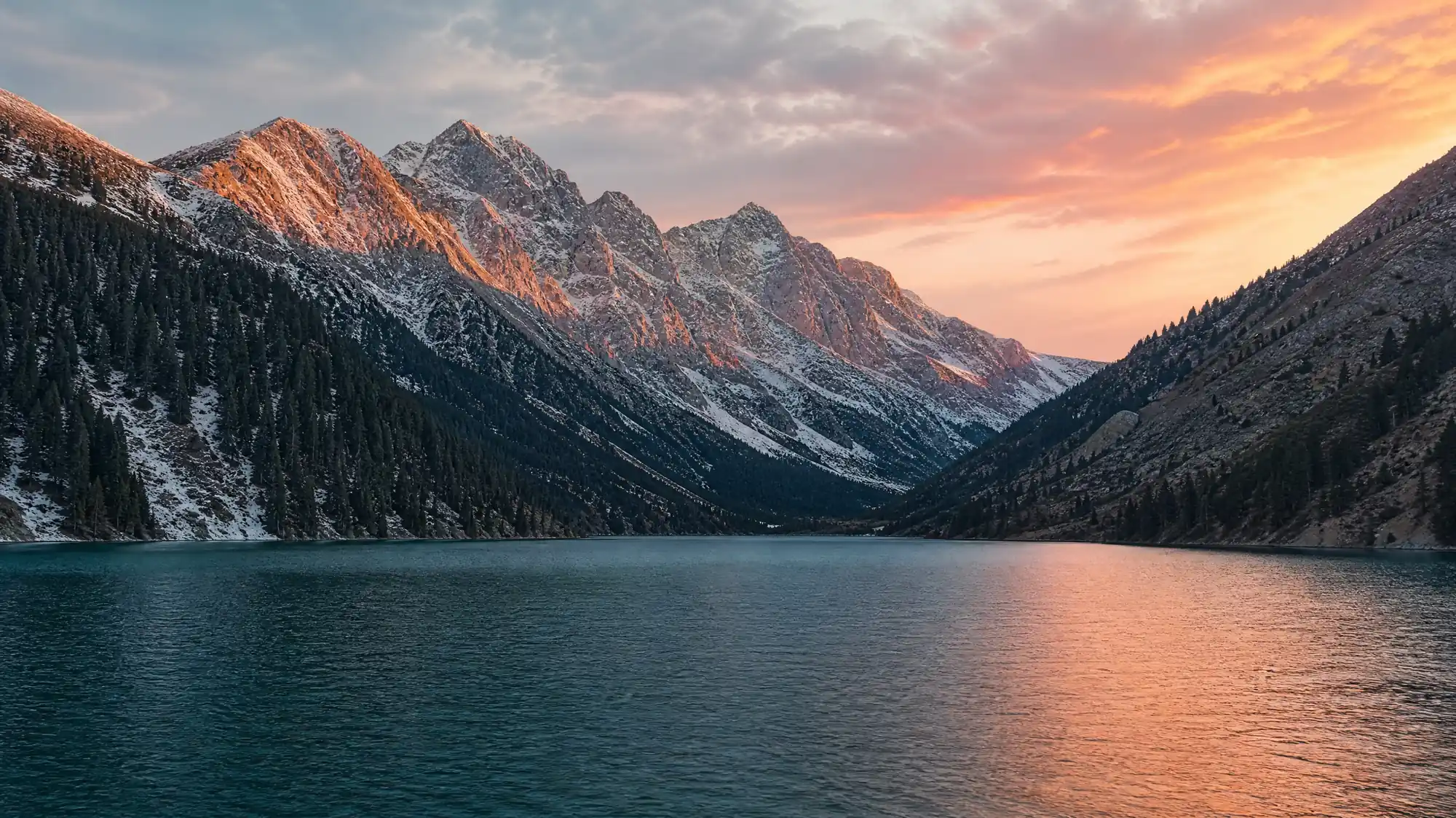 Planen Sie Ihre Reise zu diesem Bergsee im Transili-Alatau. Finden Sie die beste Anreise, Eintrittsregeln und Tagesausflüge ab Almaty.
