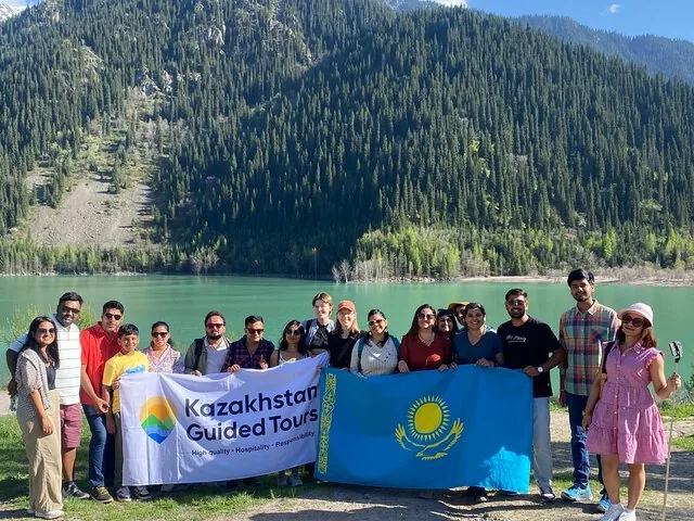 Reisegruppe mit kasachischer Flagge am malerischen Issyk-See.