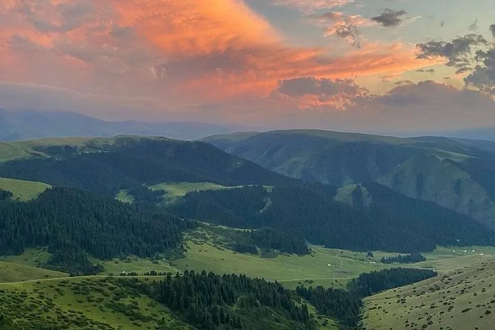 Sanfte grüne Hügel und Täler bei Sonnenuntergang im Assy-Plateau.